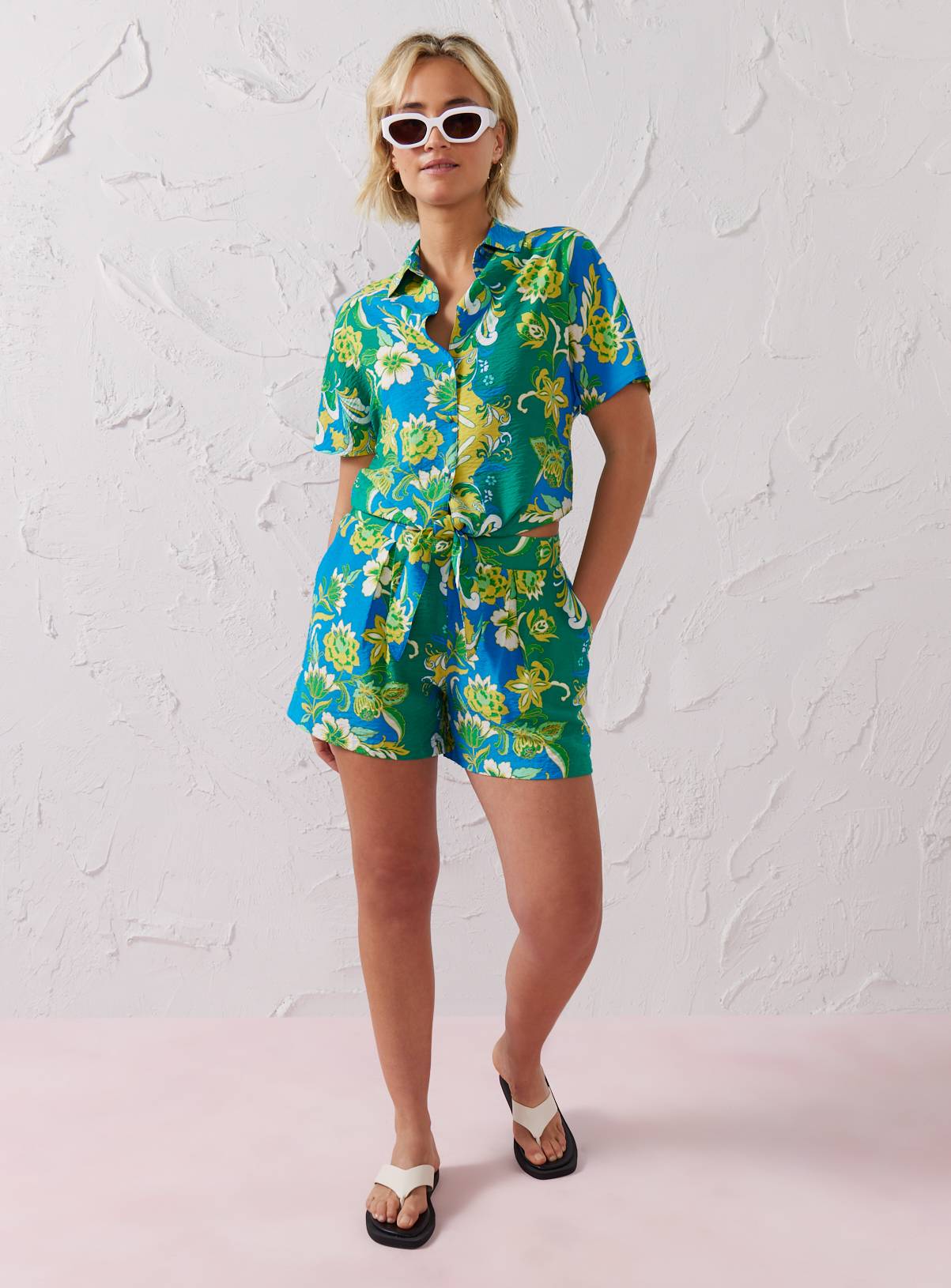 EVERBELLE Floral Mirror Print Tie Front Shirt 20 - Image 2